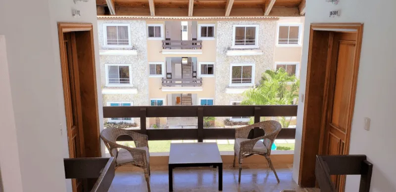 Amplio Penthouse de dos habitaciones en venta con 2 balcones, a 2 minutos a pie de la playa de Punta Cana