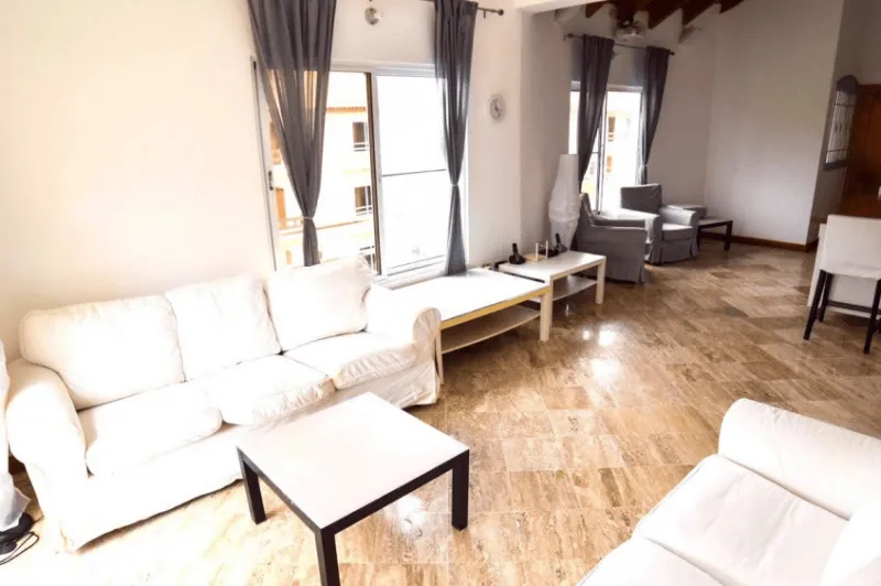 Amplio Penthouse de dos habitaciones en venta con 2 balcones, a 2 minutos a pie de la playa de Punta Cana