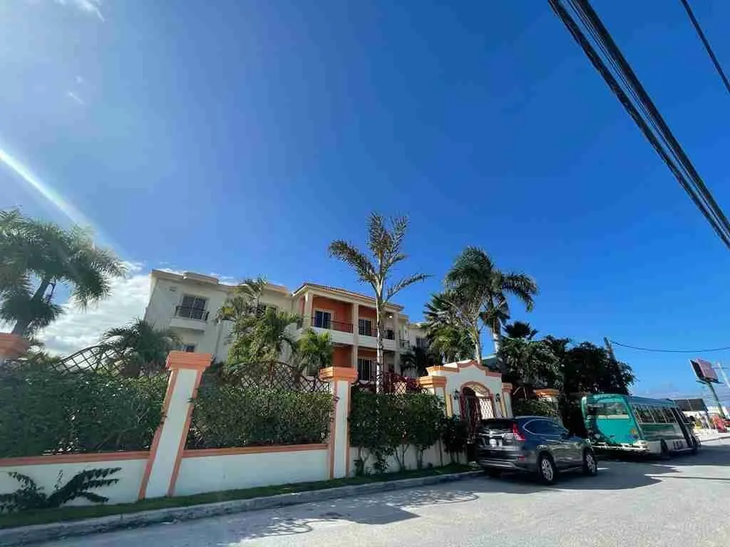 Dos edificios hoteleros con 42 habitaciones en venta situados a 8 minutos de la playa de Punta Cana