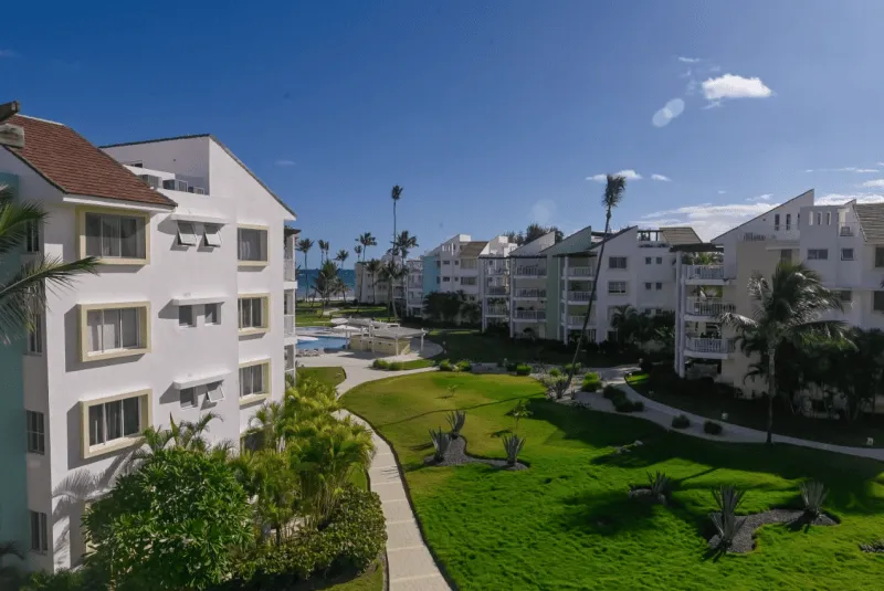 Spectaculaire Appartement-terrasse de quatre chambres en bord de mer à Punta Cana avec vue imprenable sur l’océan.