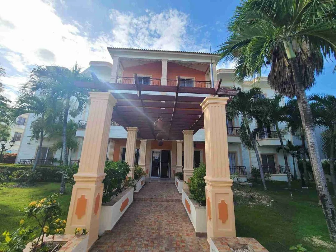 Dos edificios hoteleros con 42 habitaciones en venta situados a 8 minutos de la playa de Punta Cana
