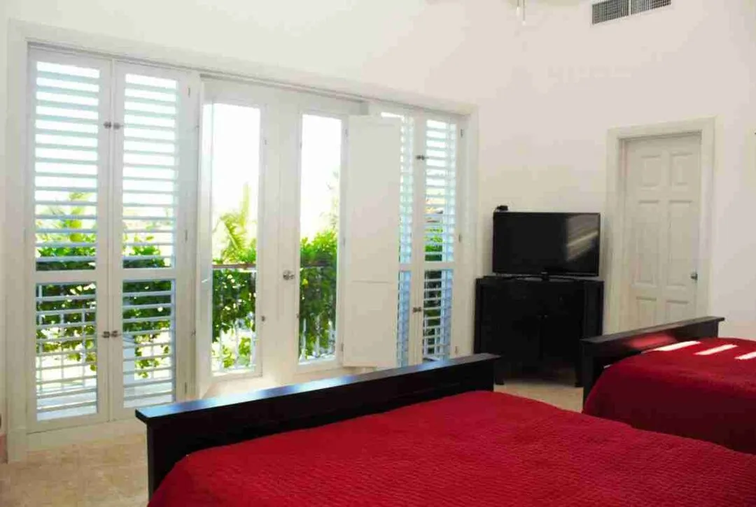 Exclusive five bedroom villa for sale in Punta Cana with stunning sea views and a golf course. 18