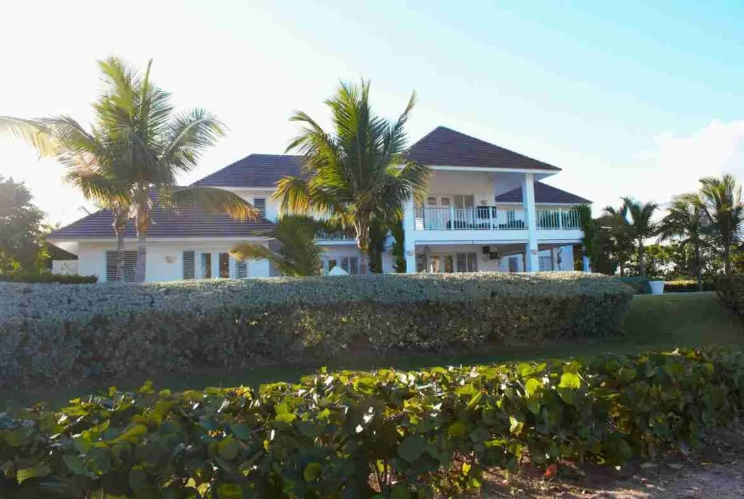 Exclusive five bedroom villa for sale in Punta Cana with stunning sea views and a golf course. 50