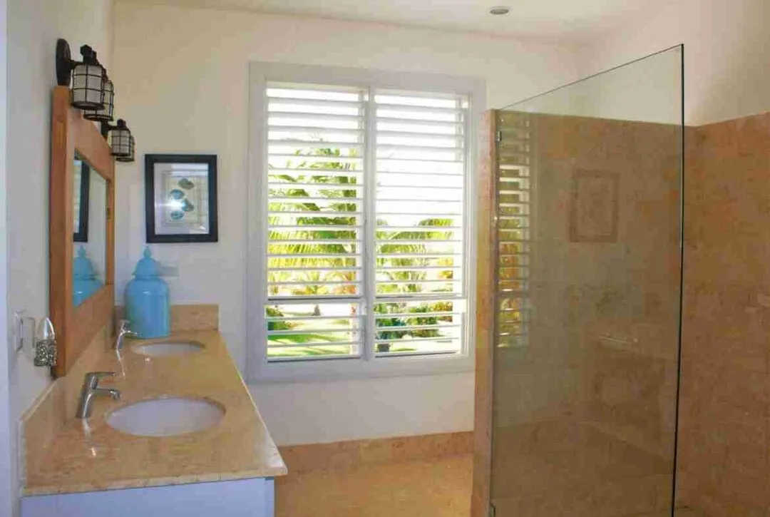 Exclusive five bedroom villa for sale in Punta Cana with stunning sea views and a golf course. 6