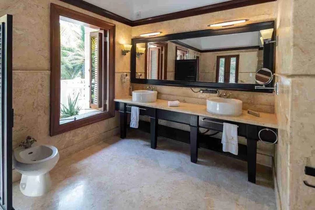 Elegant 6 Bedroom villa Fully Furnished for sale with amazing golf views 18 Elegant 6 Bedroom villa Fully Furnished for sale with amazing golf views 18