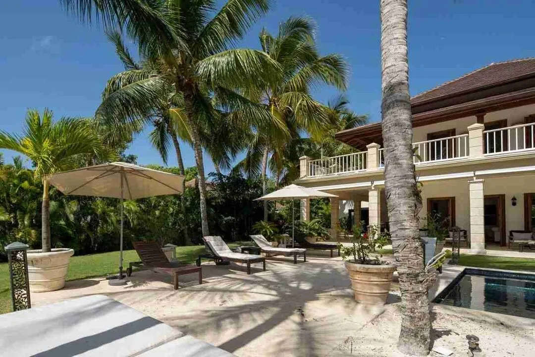 Elegant 6 Bedroom villa Fully Furnished for sale with amazing golf views 2 Elegant 6 Bedroom villa Fully Furnished for sale with amazing golf views 2
