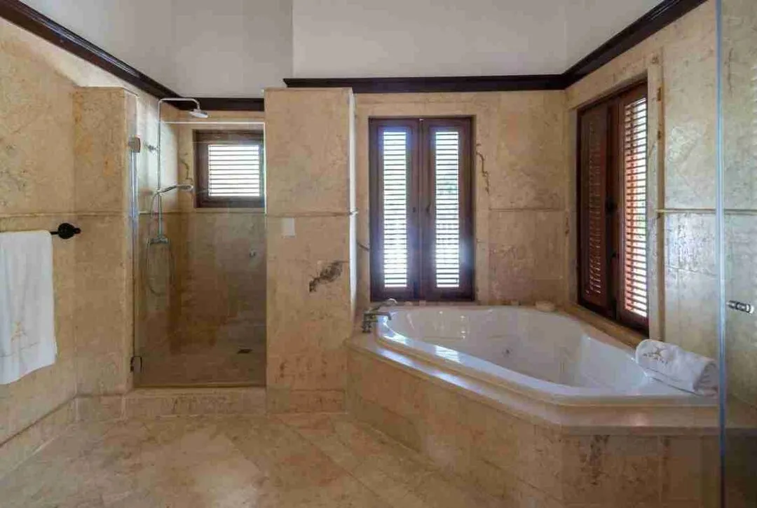 Elegant 6 Bedroom villa Fully Furnished for sale with amazing golf views 21