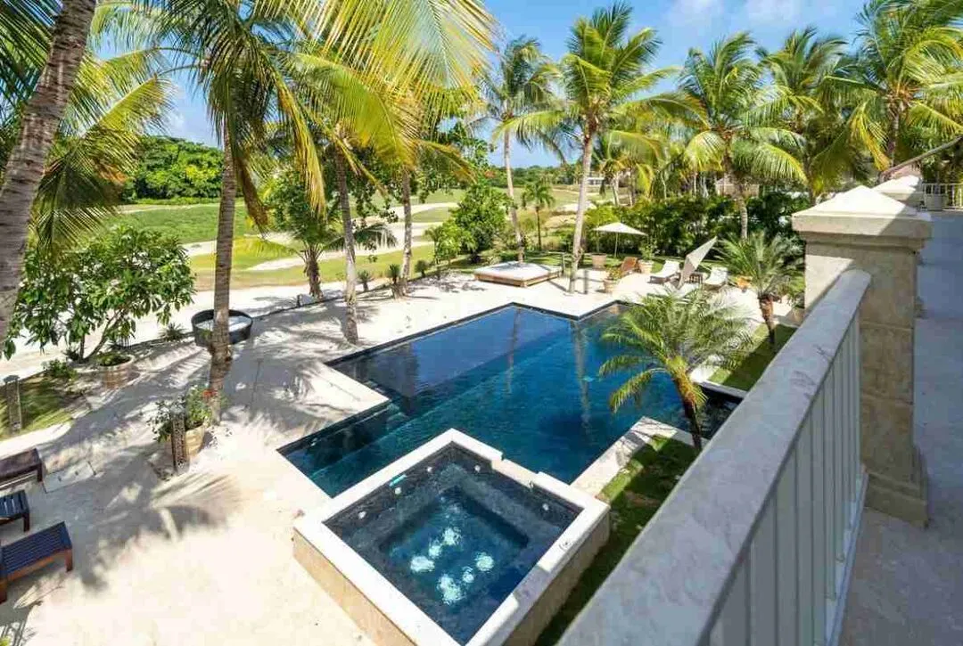 Elegant 6 Bedroom villa Fully Furnished for sale with amazing golf views 3