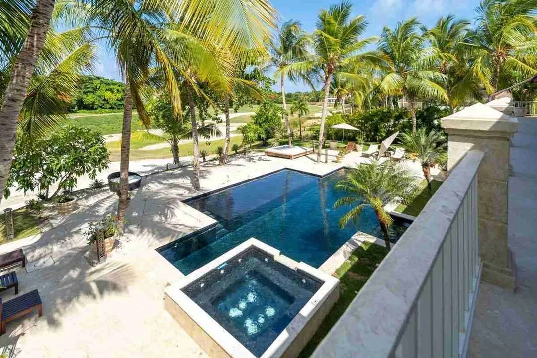 Elegant 6 Bedroom villa Fully Furnished for sale with amazing golf views 3 Elegant 6 Bedroom villa Fully Furnished for sale with amazing golf views 3