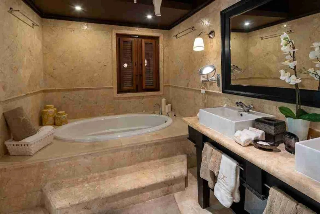 Elegant 6 Bedroom villa Fully Furnished for sale with amazing golf views 34