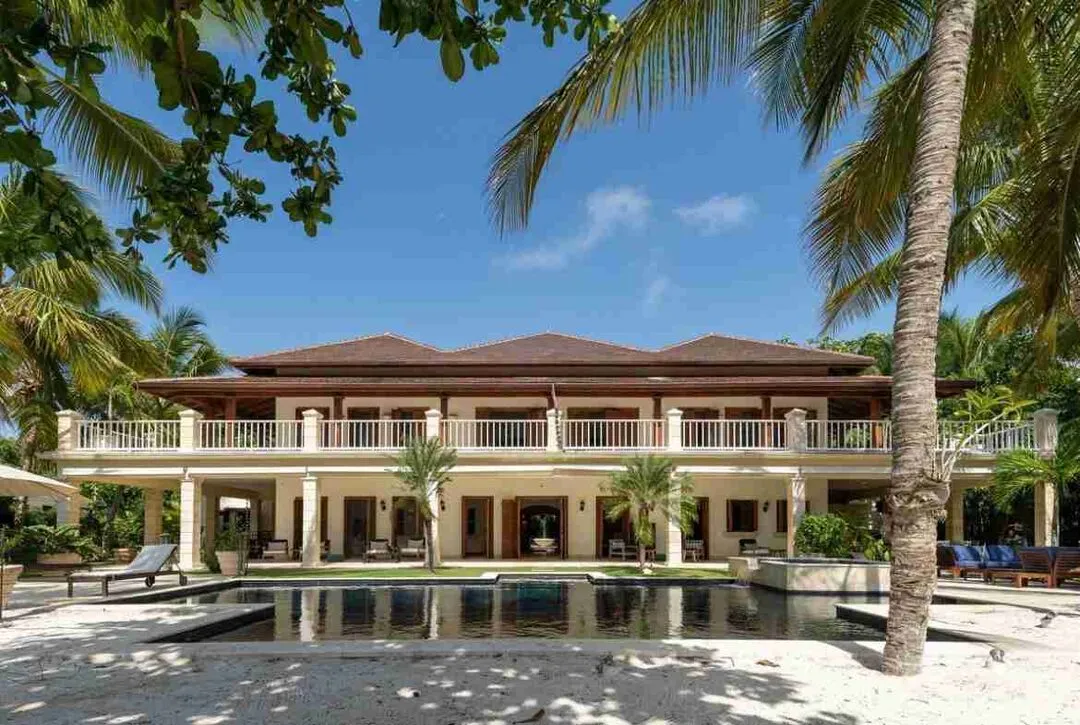 Elegant 6 Bedroom villa Fully Furnished for sale with amazing golf views 37