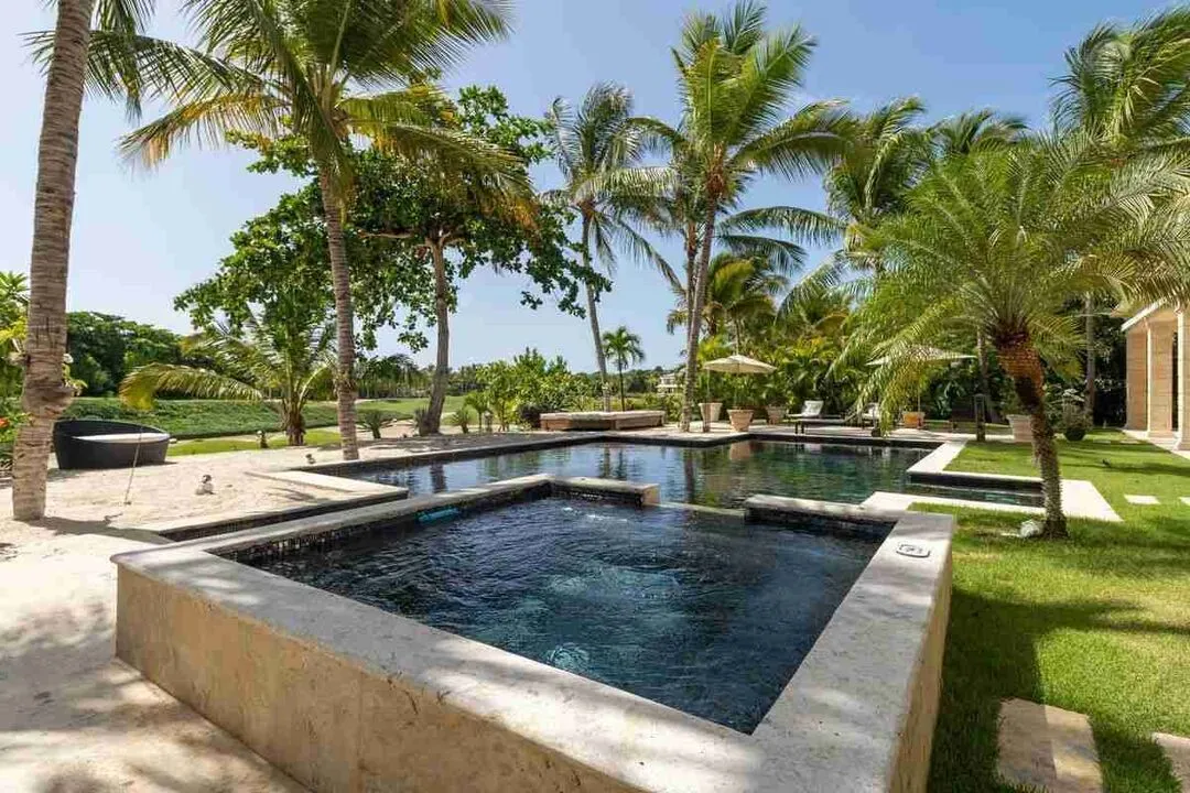 Elegant 6 Bedroom villa Fully Furnished for sale with amazing golf views 4 Elegant 6 Bedroom villa Fully Furnished for sale with amazing golf views 4