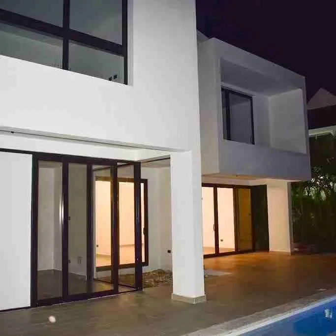 Luxury and Spacious 4BR Villa for sale with large pool. 17