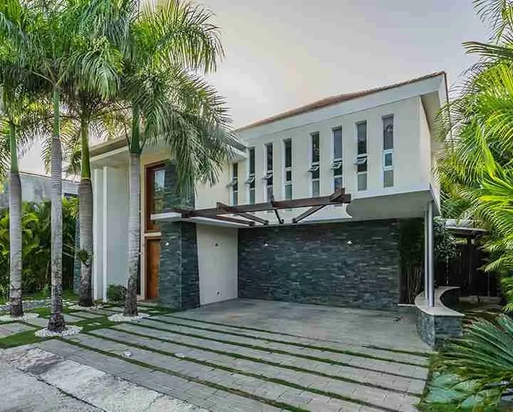 Four bedroom villa with pool near the beach in Punta Cana Village 15