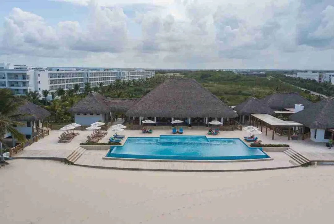 Magnificent 2 BDR Apartment for sale large swimming pool and great amenities 8.1