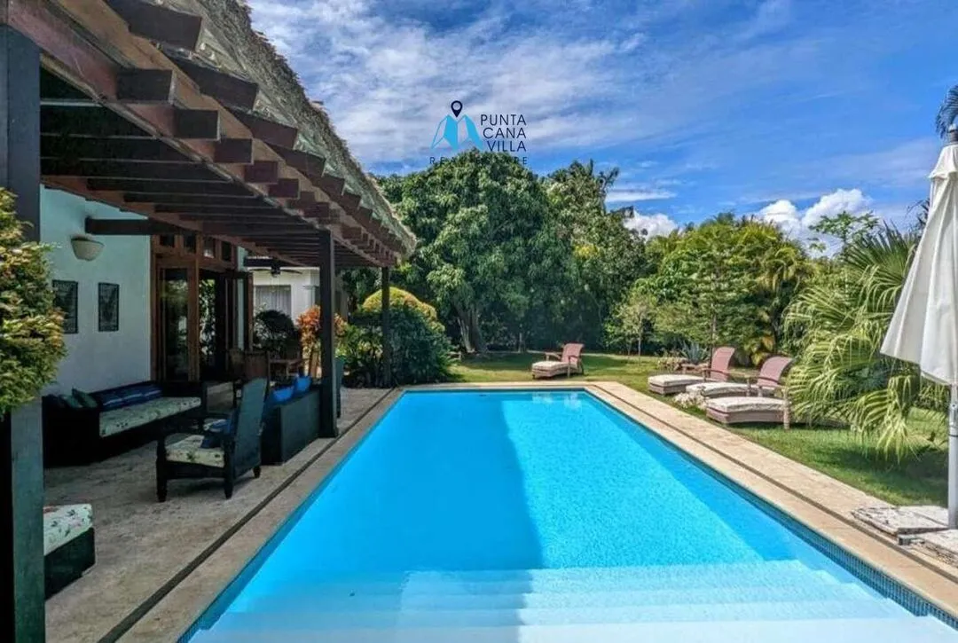 For sale in Punta Cana, four bedroom villa in Caleton Cap Cana ()