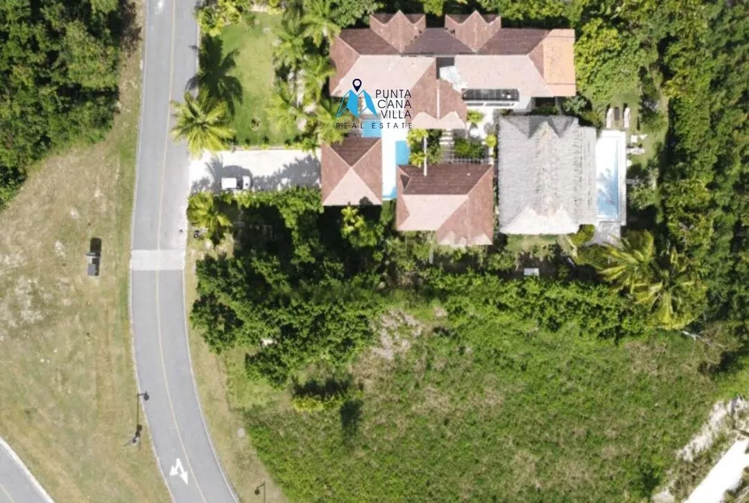 For sale in Punta Cana, four bedroom villa in Caleton Cap Cana ()