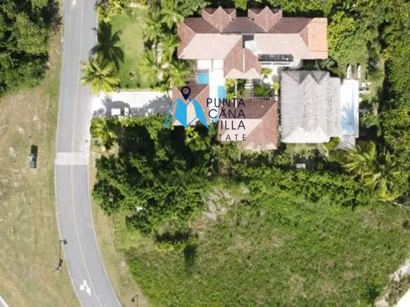 For sale in Punta Cana, four bedroom villa in Caleton Cap Cana ()