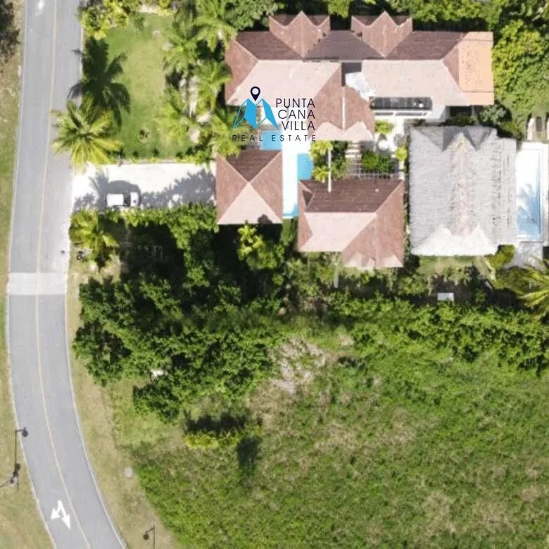 For sale in Punta Cana, four bedroom villa in Caleton Cap Cana ()