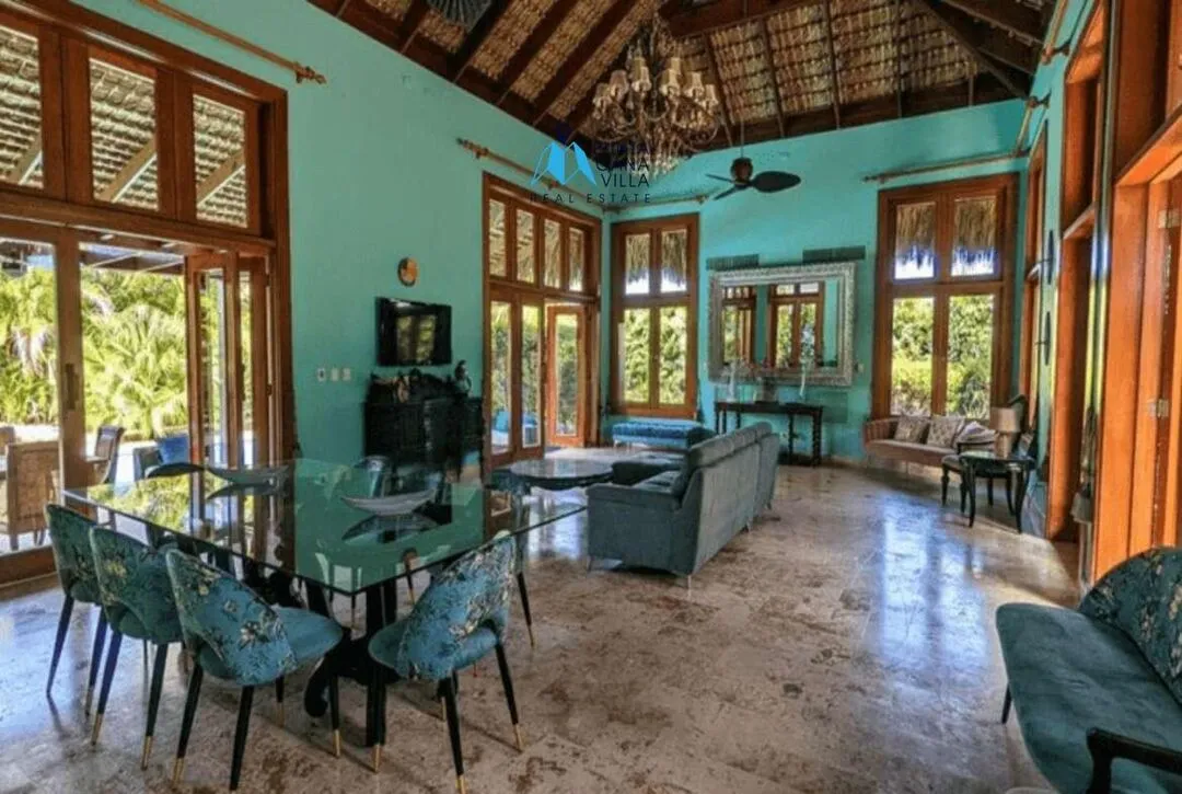 For sale in Punta Cana, four bedroom villa in Caleton Cap Cana ()