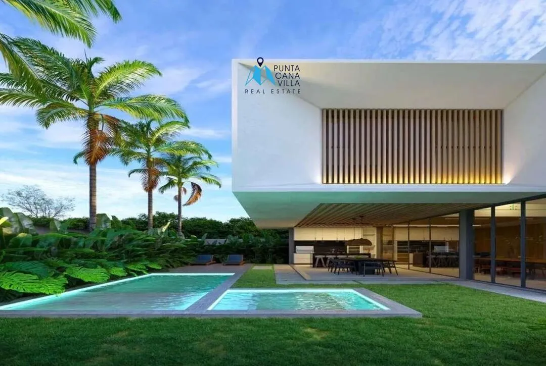For sale in Punta Cana, four bedroom villa in Punta Cana Village ()