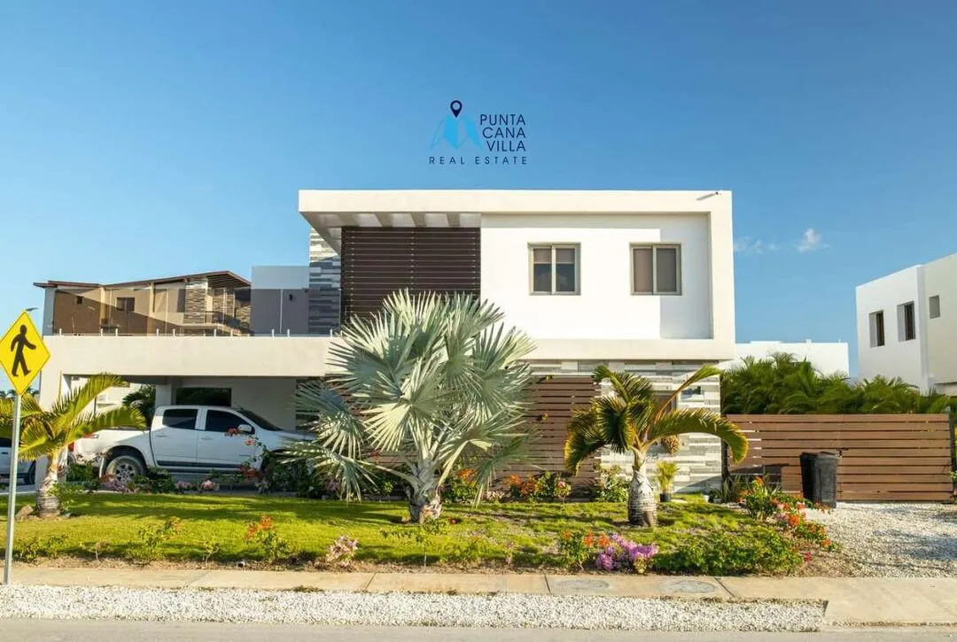 For sale in Bavaro, four bedroom villa in Velero at Punta Cana ()