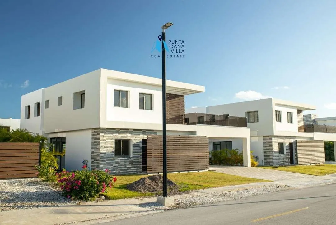 For sale in Bavaro, four bedroom villa in Velero at Punta Cana ()