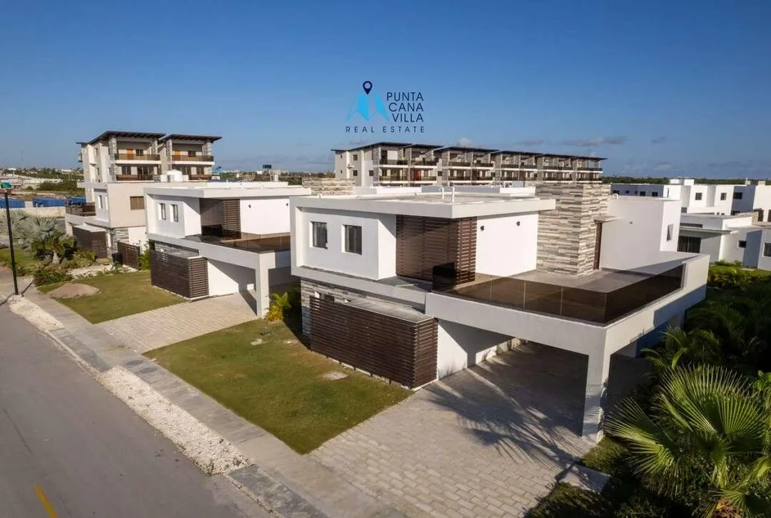 For sale in Bavaro, four bedroom villa in Velero at Punta Cana ()