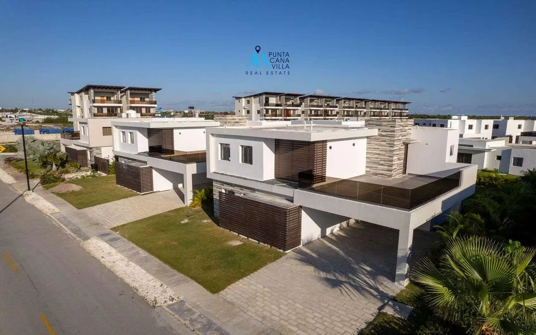 For sale in Bavaro, four bedroom villa in Velero at Punta Cana () For sale in Bavaro, four bedroom villa in Velero at Punta Cana ()