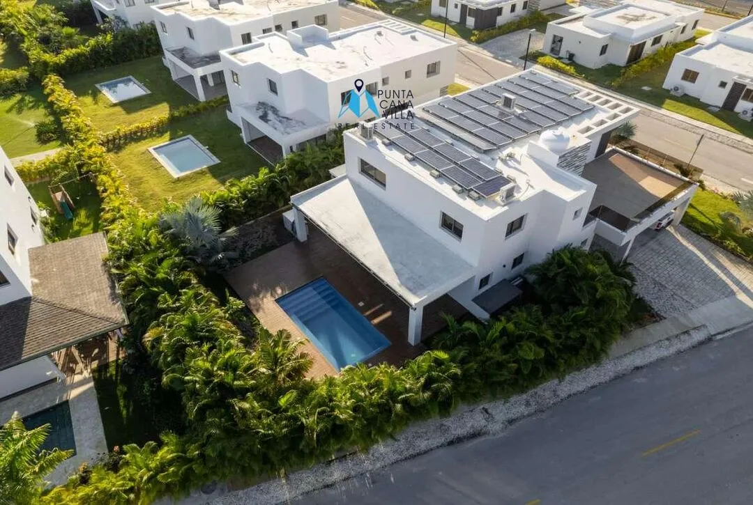 For sale in Bavaro, three bedroom villa in Velero at Punta Cana ()