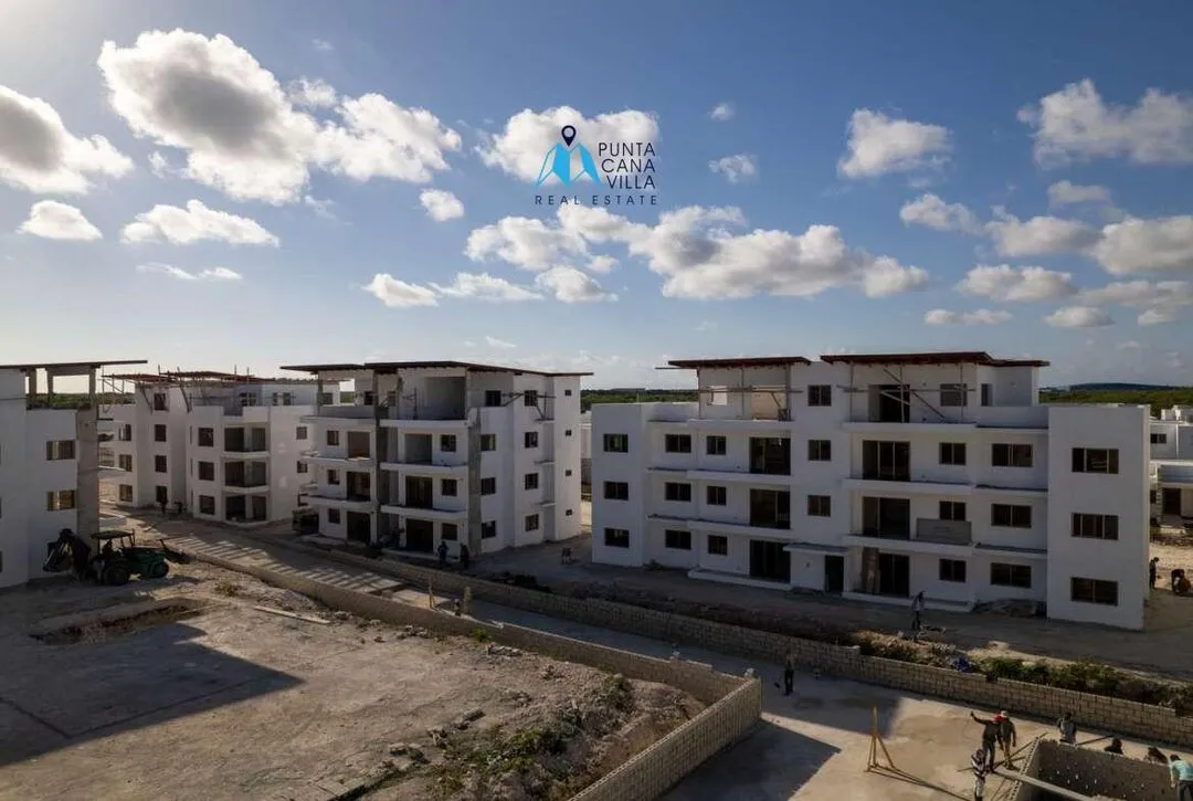 Punta Cana condos for sale, three bedroom condo in Bavaro with common swimming pool, Velero at Punta Cana ()