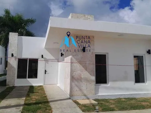 Villa de tres dormitorios en venta en Punta Cana, playa de Macao dentro de una comunidad cerrada