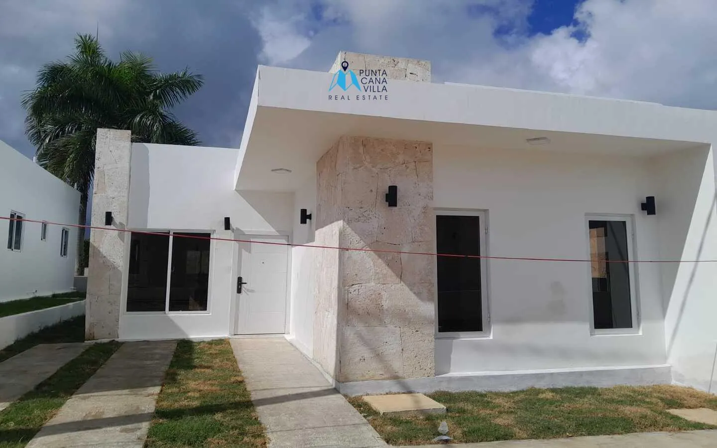 Villa de tres dormitorios en venta en Punta Cana, playa de Macao dentro de una comunidad cerrada