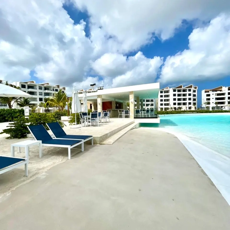 ID , The Beach, Apartamento de dos habitaciones en venta en el centro de Punta Cana con gran balcón ()
