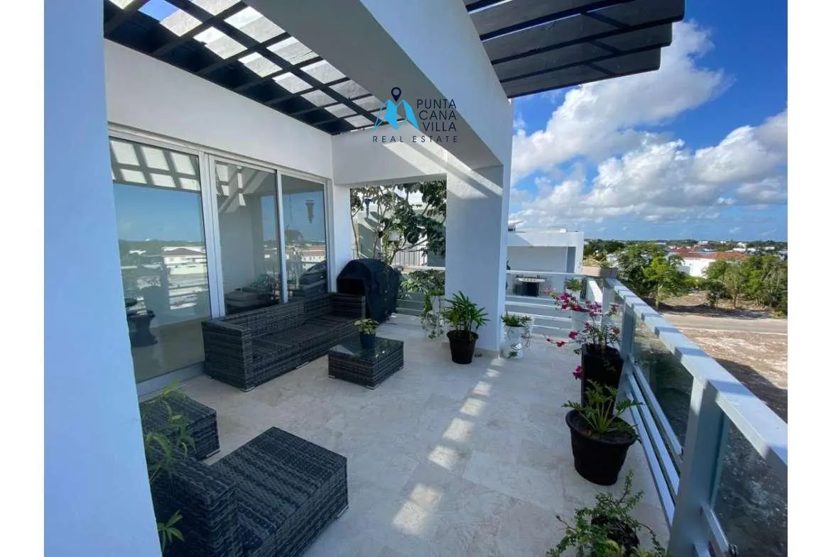 Three bedroom furnished penthouse for sale in Punta Cana Village ()