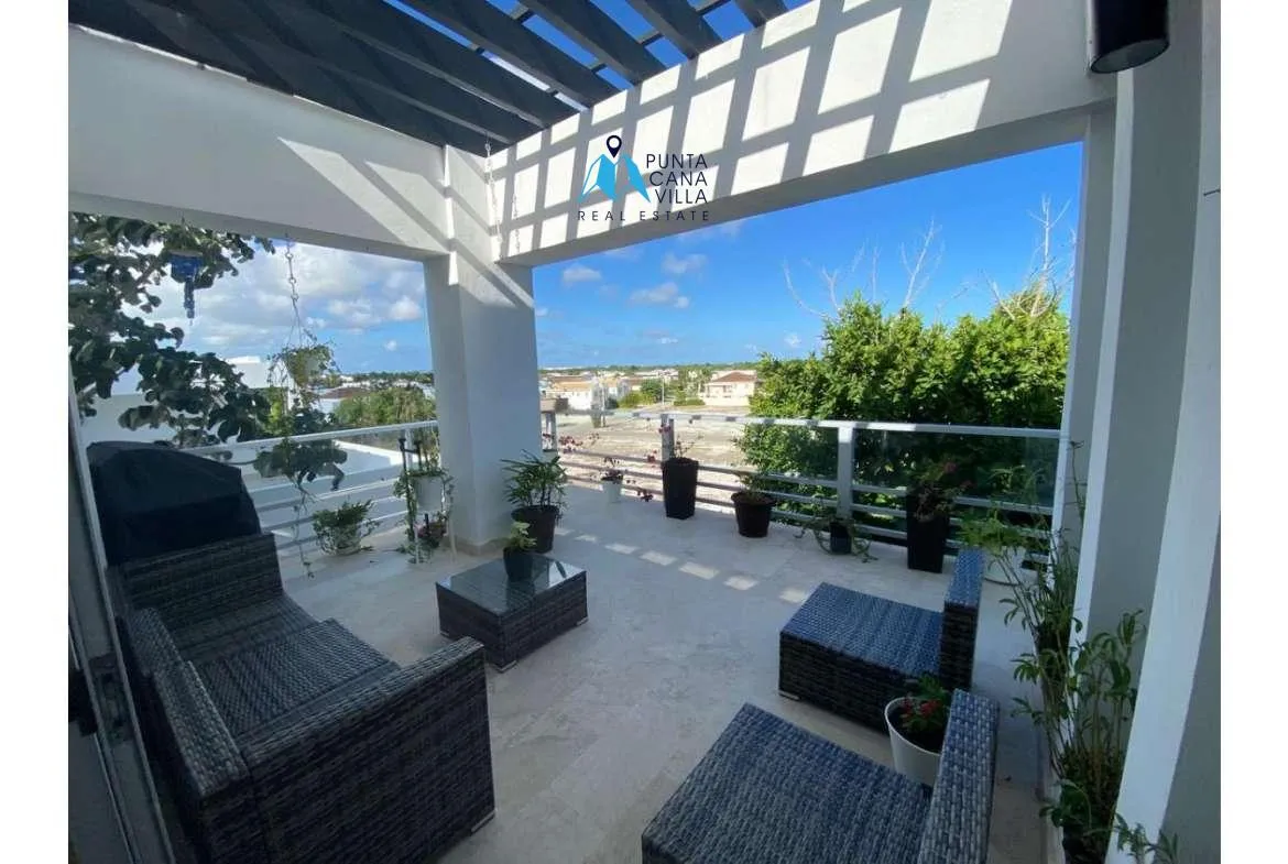 Three bedroom furnished penthouse for sale in Punta Cana Village ()