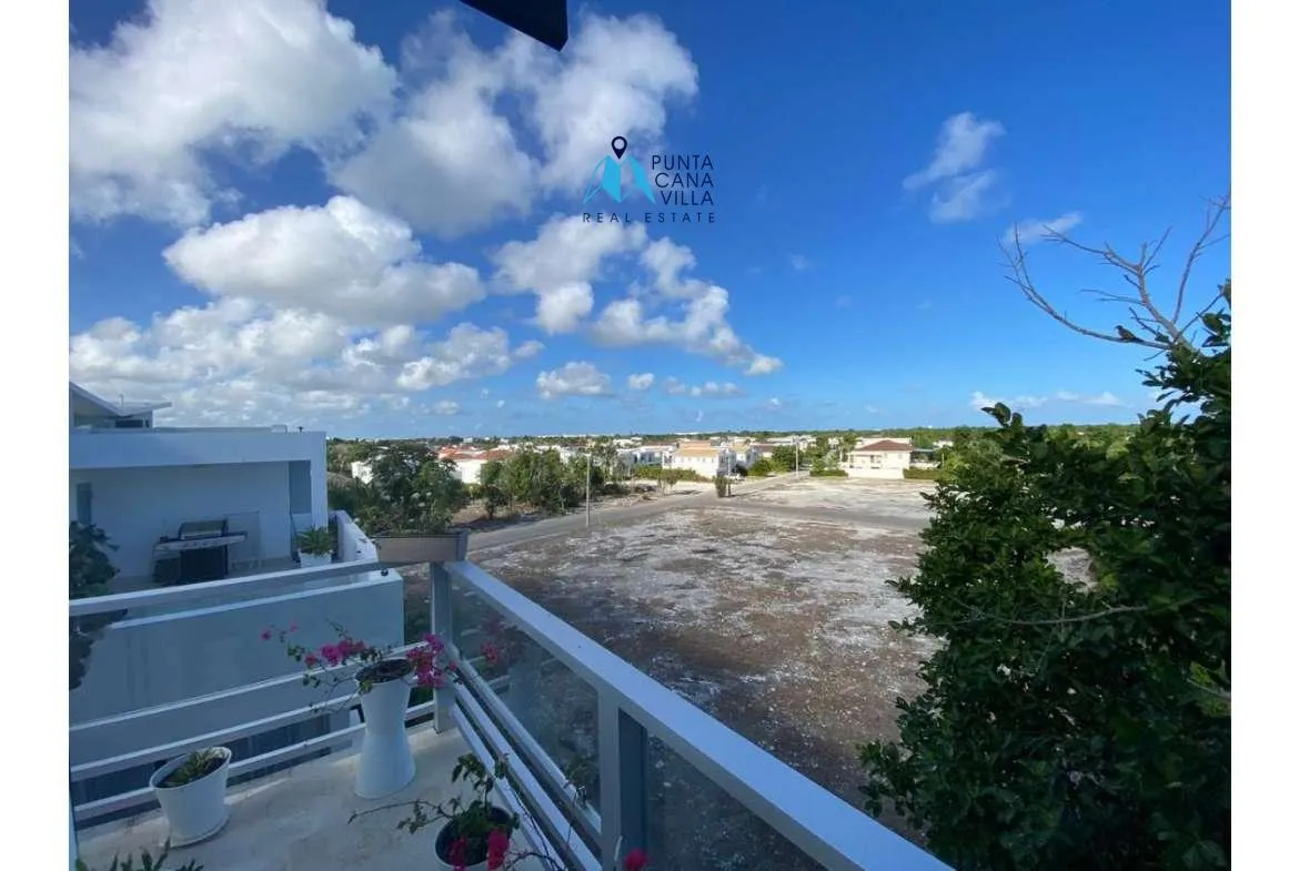 Three bedroom furnished penthouse for sale in Punta Cana Village ()