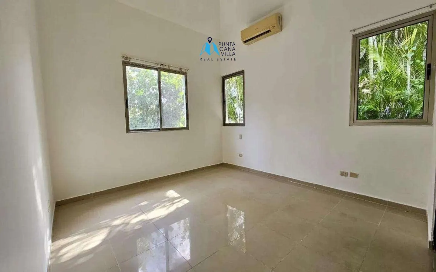 Charming three bedroom villa for sale in Punta Cana Village () Charming three bedroom villa for sale in Punta Cana Village ()