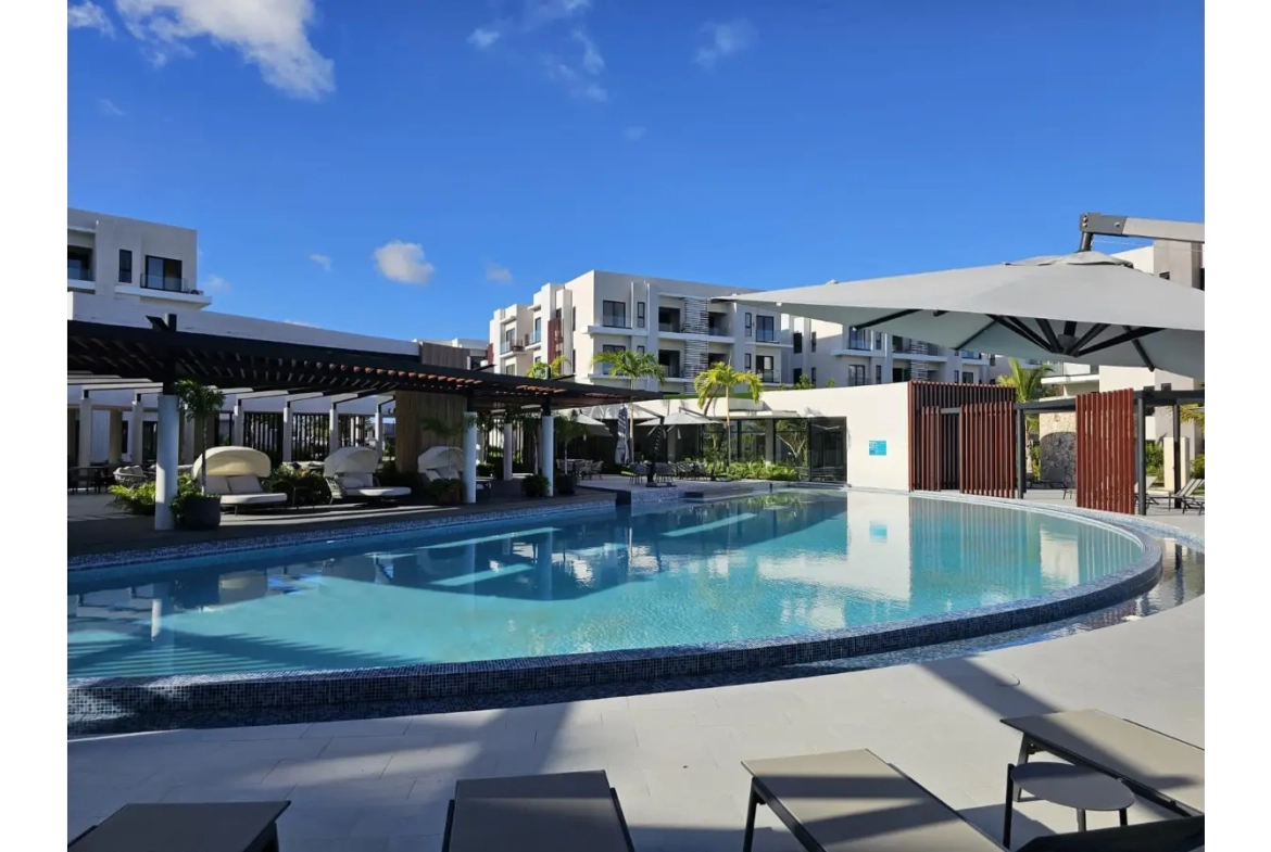 Vista Cana, appartement de trois chambres à coucher avec accès au terrain de golf à vendre à Panorama Lake, Punta Cana