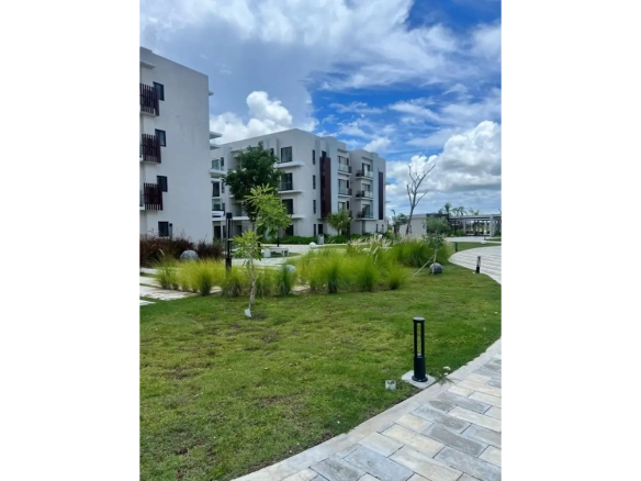 Vista Cana, Apartamento de Tres Dormitorios con Acceso al Campo de Golf en Venta en Panorama Lake, Punta Cana