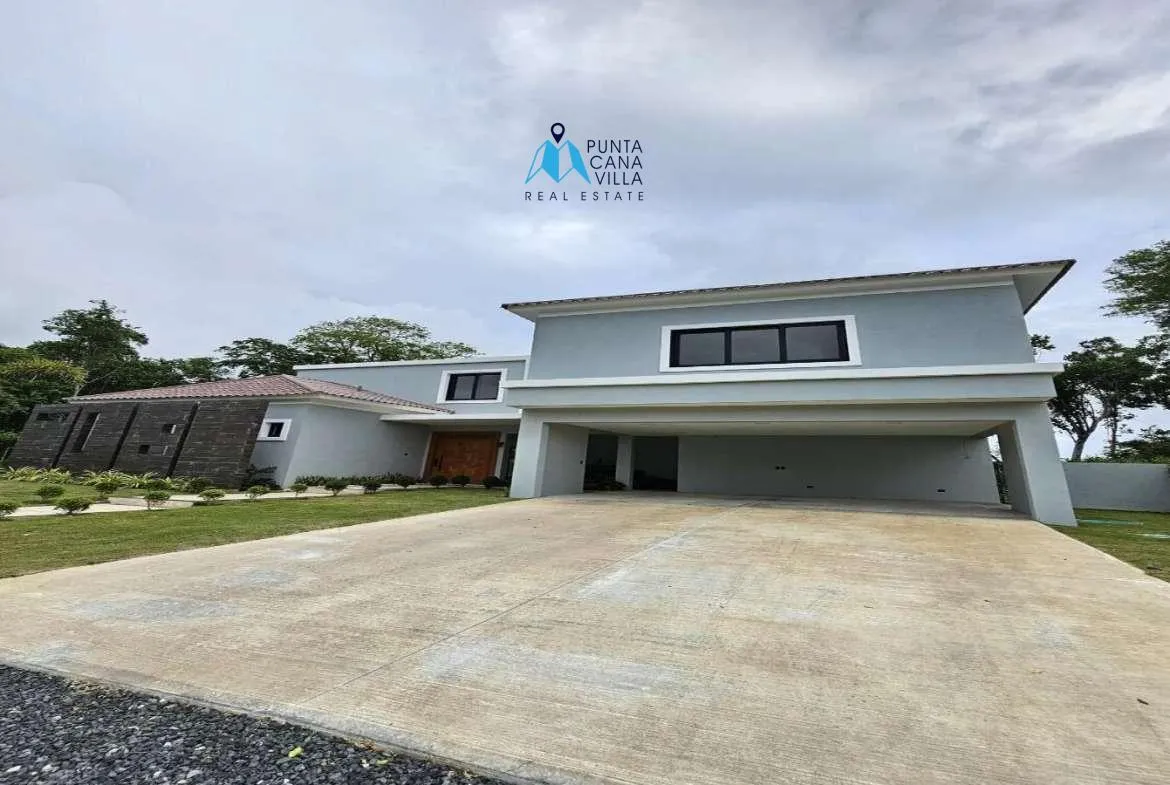 Stunning four bedroom villa for sale in Punta Cana Village ()