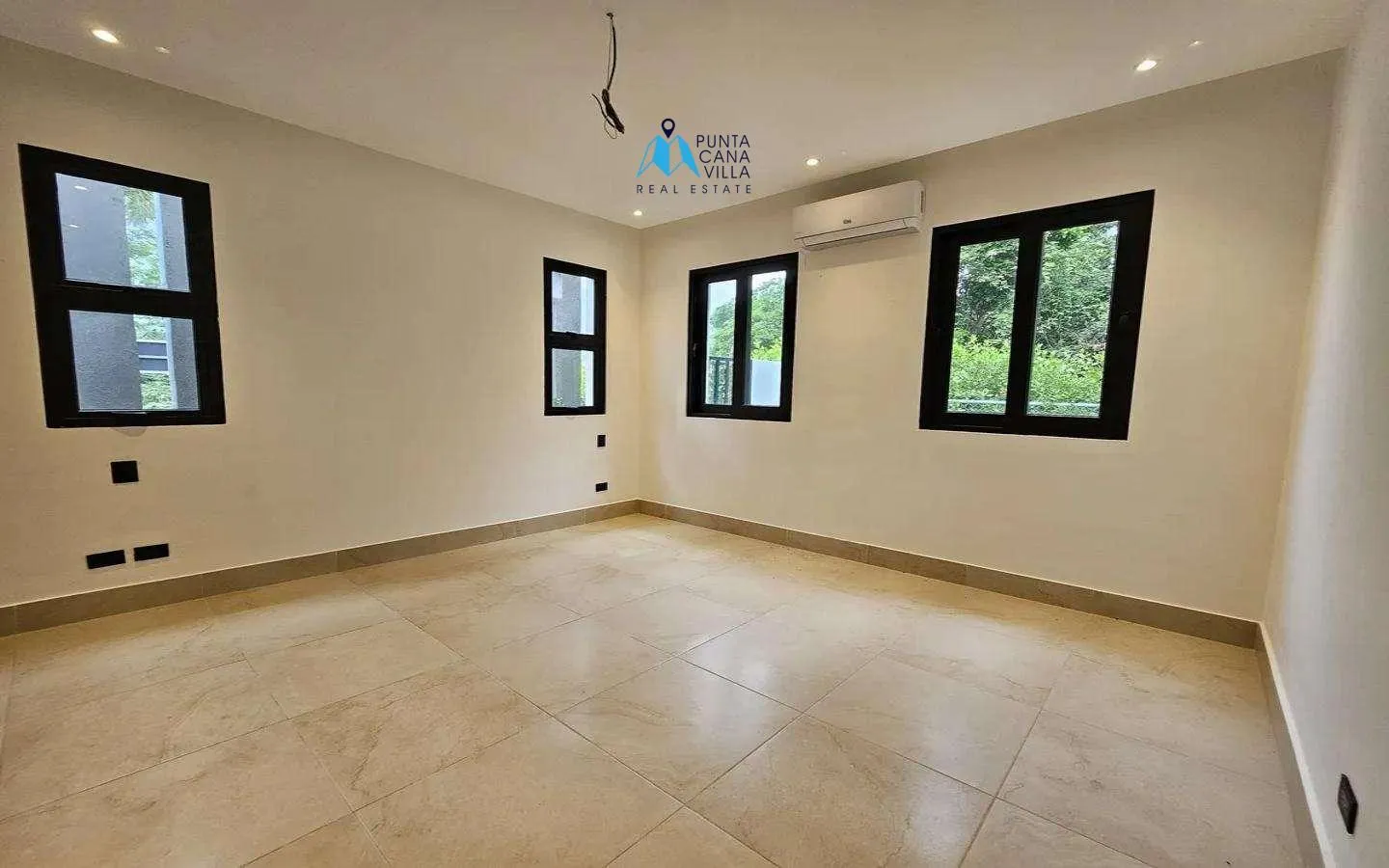 Impresionante Villa de Cuatro Habitaciones en Venta en Punta Cana Village
