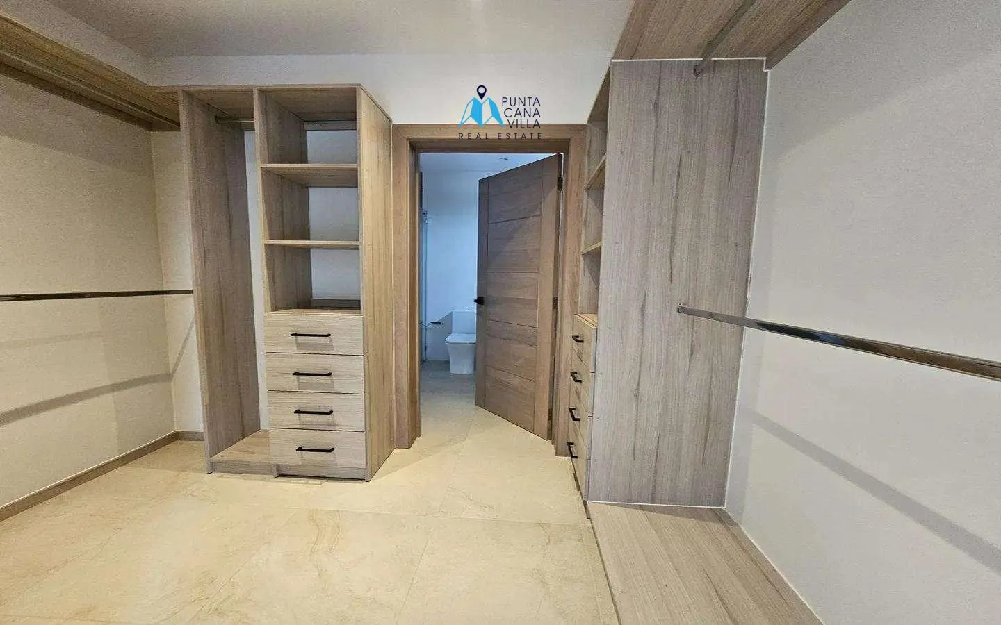 Impresionante Villa de Cuatro Habitaciones en Venta en Punta Cana Village