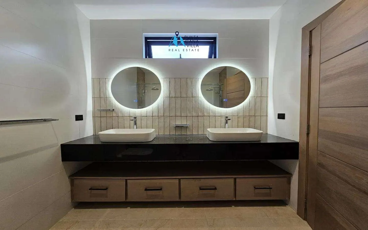 Impresionante Villa de Cuatro Habitaciones en Venta en Punta Cana Village