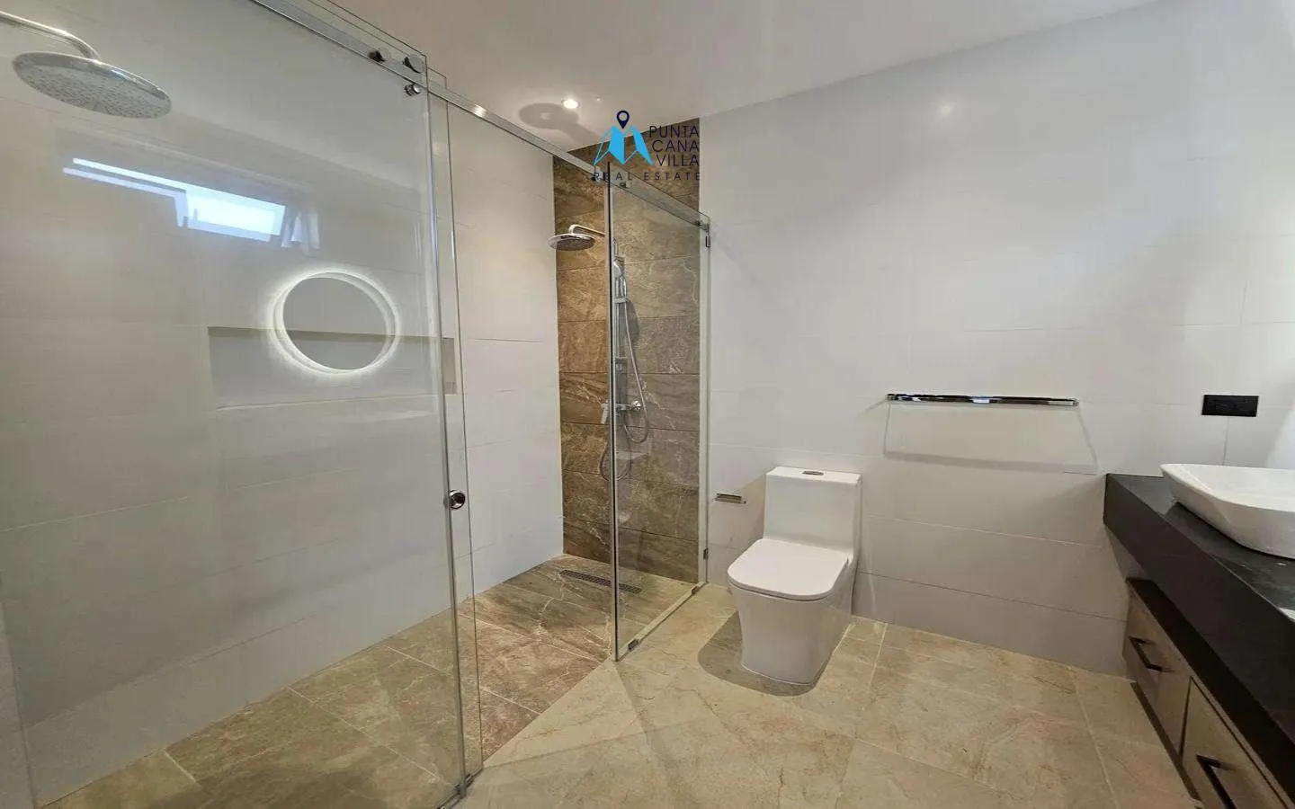 Impresionante Villa de Cuatro Habitaciones en Venta en Punta Cana Village