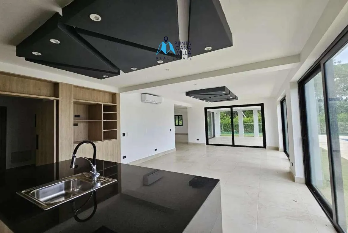 Stunning four bedroom villa for sale in Punta Cana Village ()
