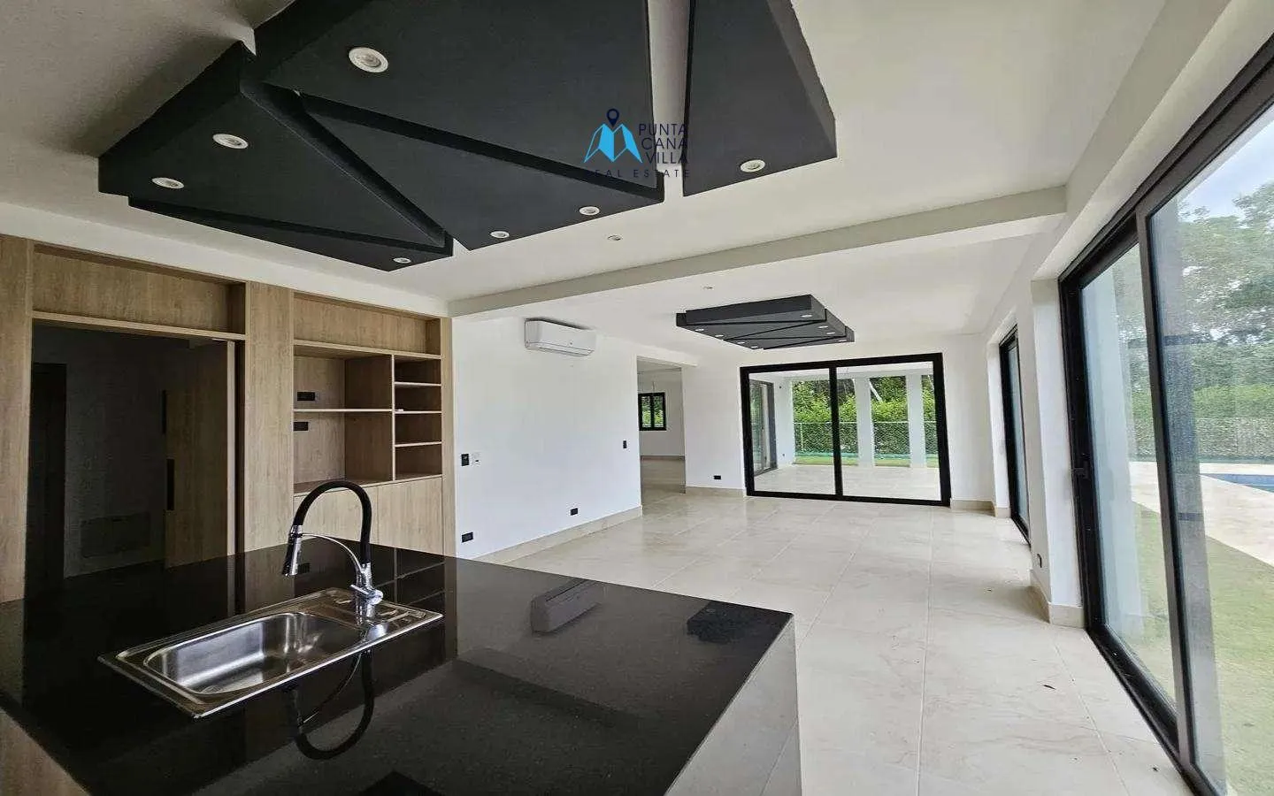 Impresionante Villa de Cuatro Habitaciones en Venta en Punta Cana Village