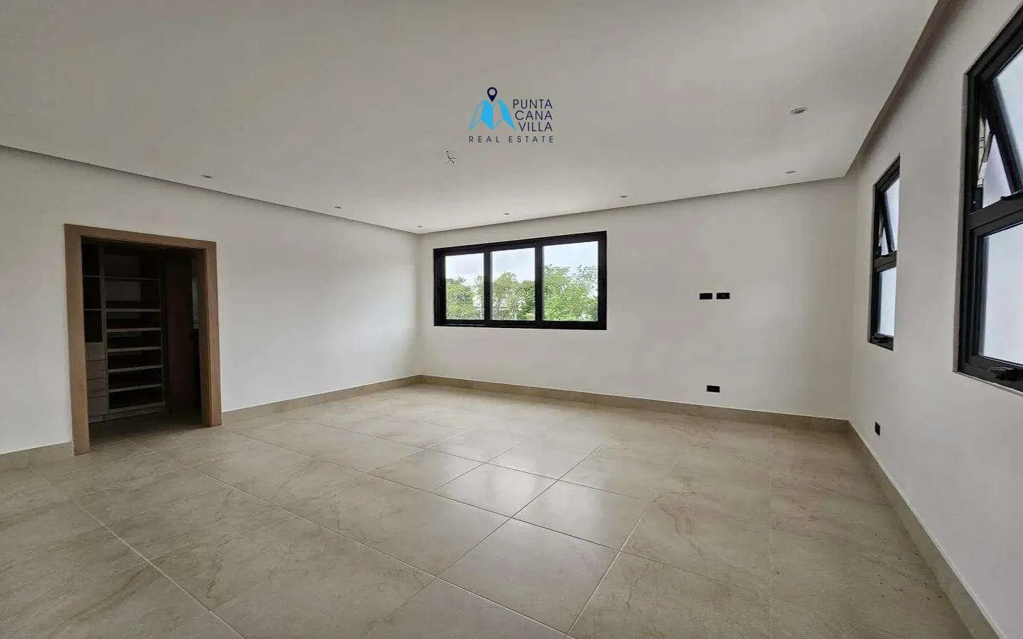 Impresionante Villa de Cuatro Habitaciones en Venta en Punta Cana Village