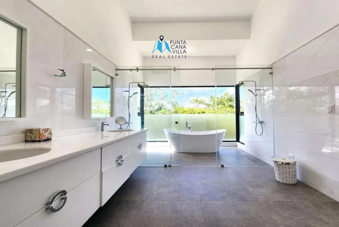Luxury five bedroom villa for sale in Punta Cana Village ()