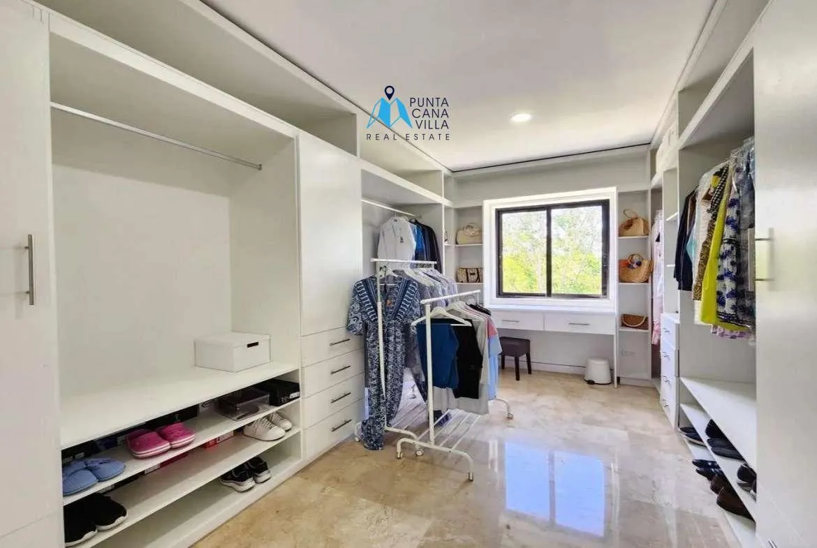 Luxury five bedroom villa for sale in Punta Cana Village ()